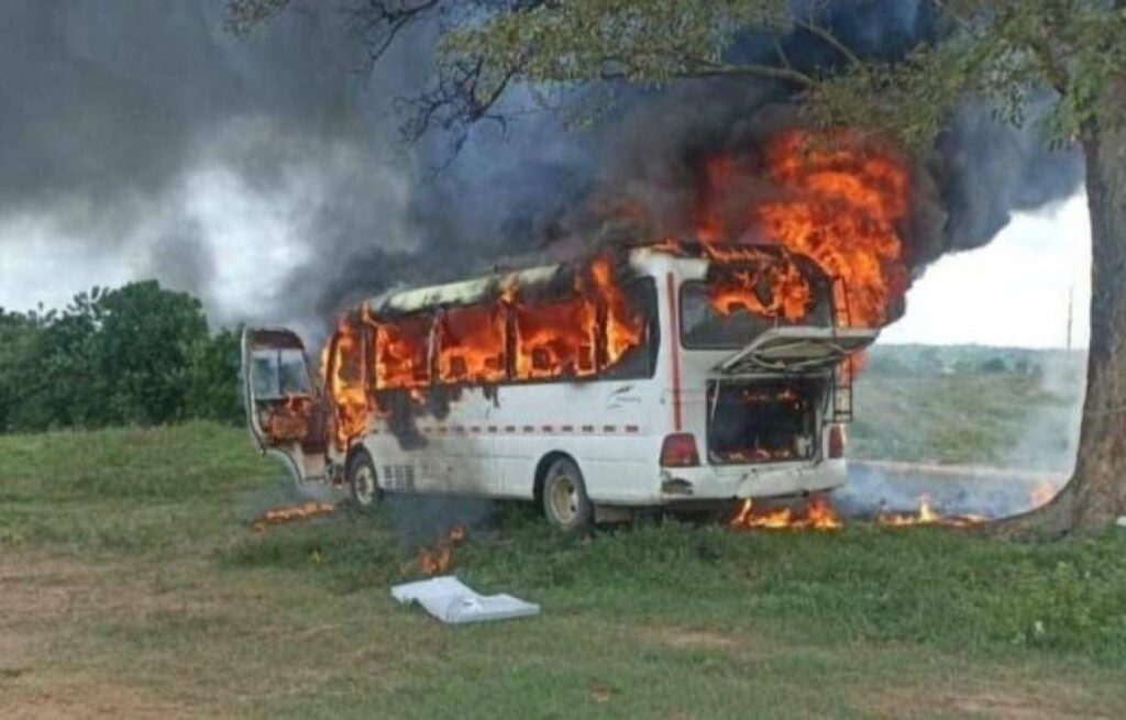 bus incinerado 1 |