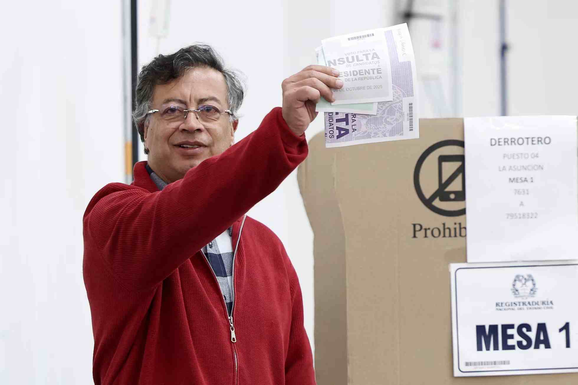 Gustavo petro urna 4 |