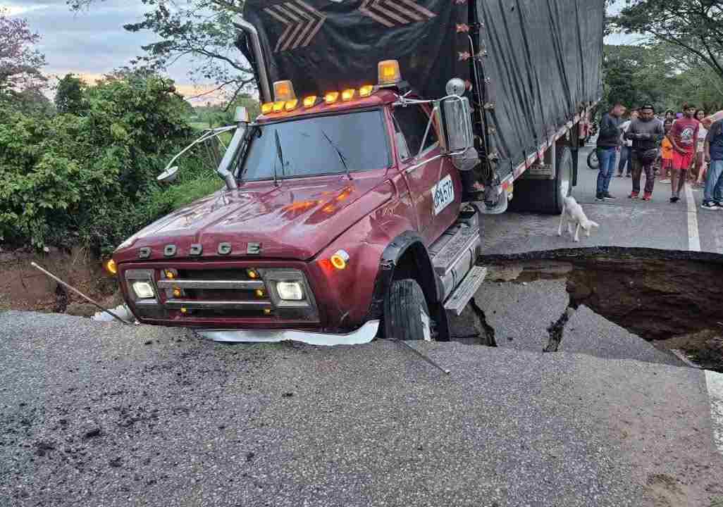 Colapsó puente en la vía Lorica – Chinú: camión quedó atrapado