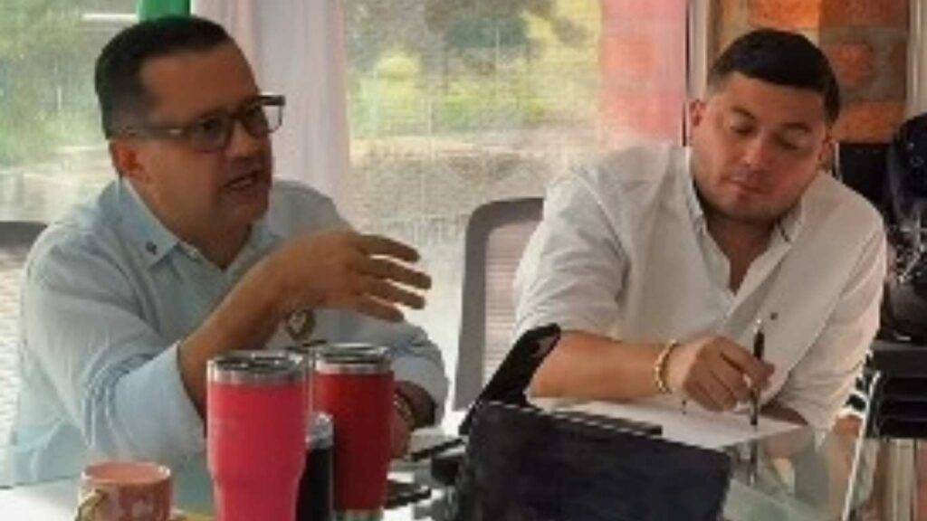 ¡Humo blanco! ¿Acordaron levantar paro en el Hospital San Nicolás? 1 Alcalde y Gerente 1 |